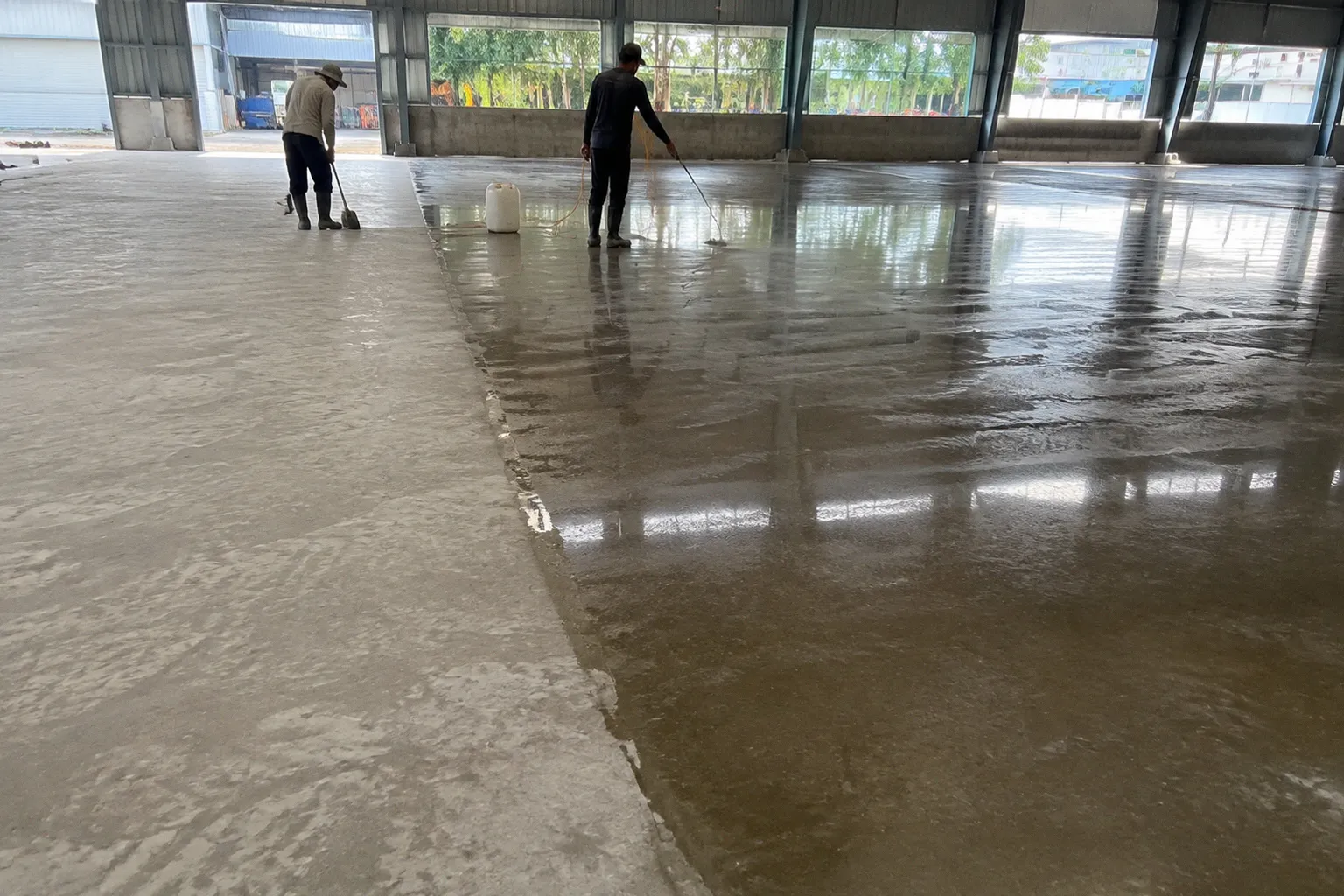 Bột tăng cứng hay silicate lỏng: Tranh luận giải pháp sàn kho