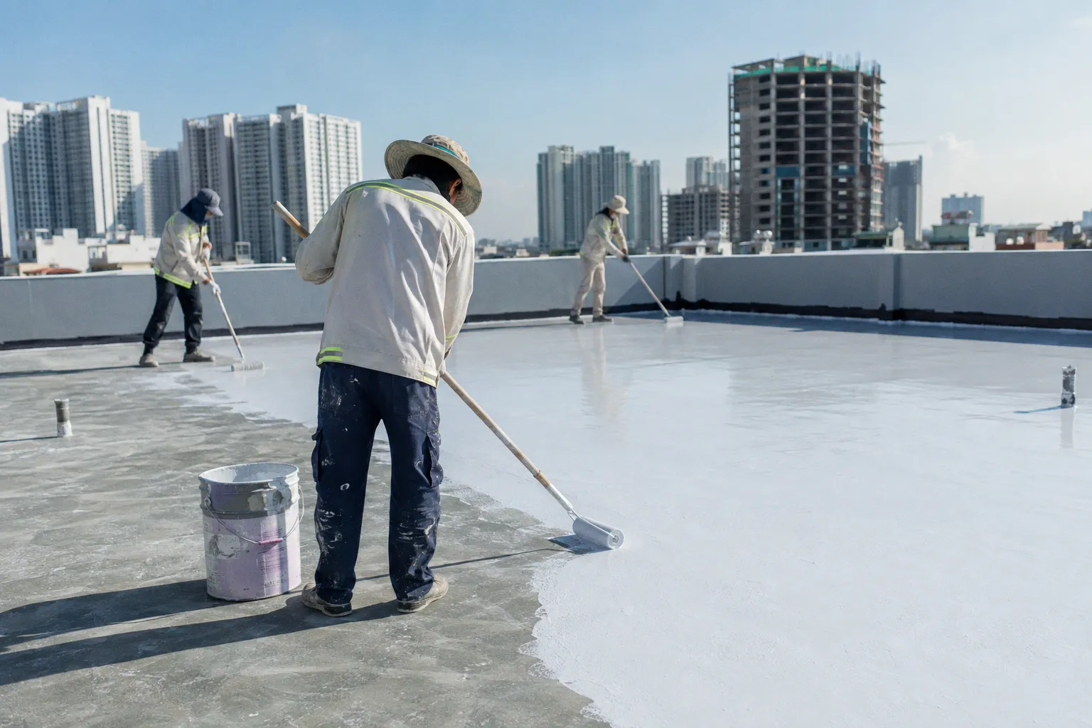 Giải pháp chống thấm mái hiện đại: Công nghệ màng lỏng và nhựa PMMA