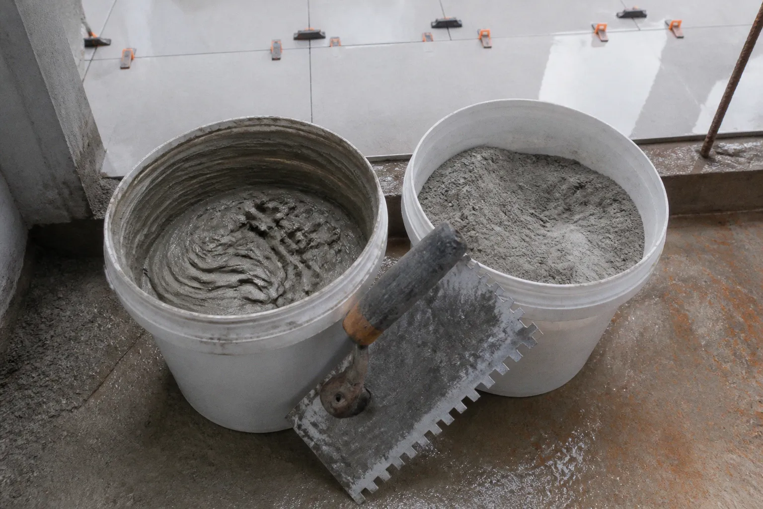 Keo dán gạch pha sẵn hay dạng bột: Tranh luận từ thợ thi công