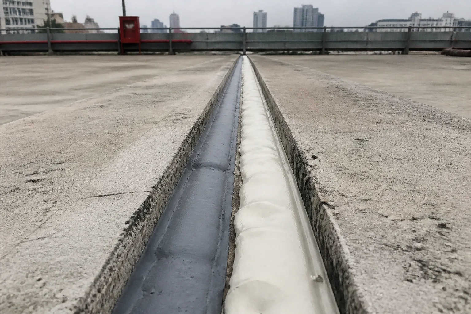 Keo polyurethane hay silicone cho khe co giãn ngoài trời?