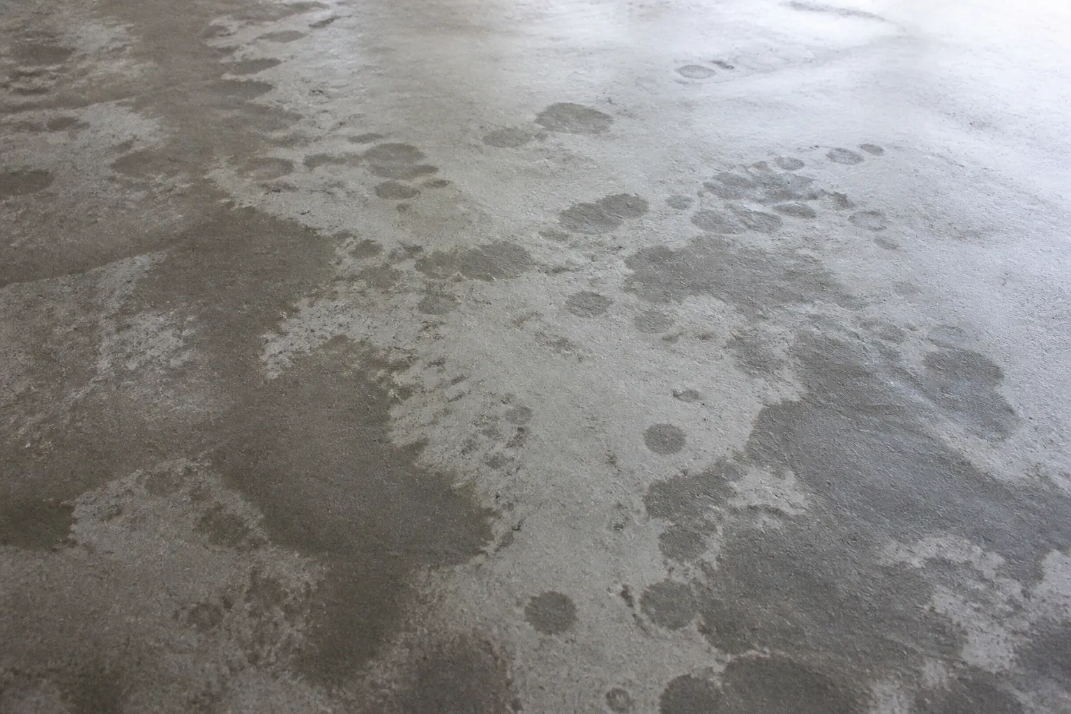 Loang màu Sika Chapdur: Lỗi phun nước khi xoa nền nhà xưởng