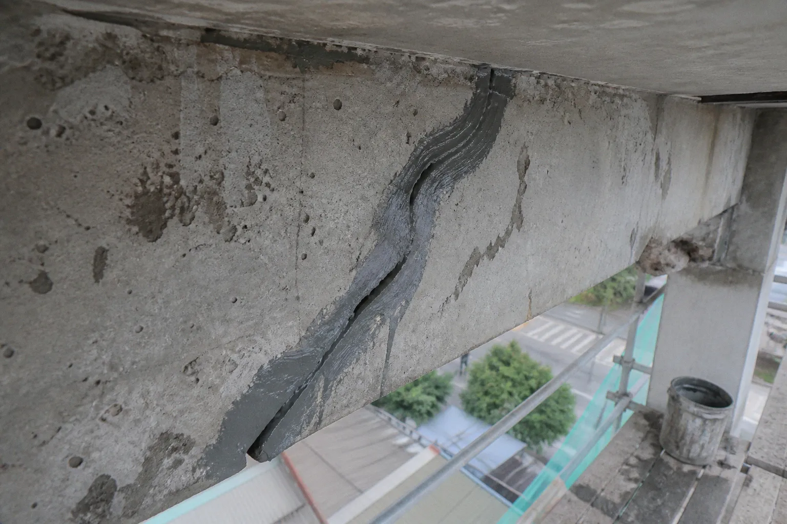 Nứt dầm bê tông: Khi nào thực sự cần gia cường kết cấu?
