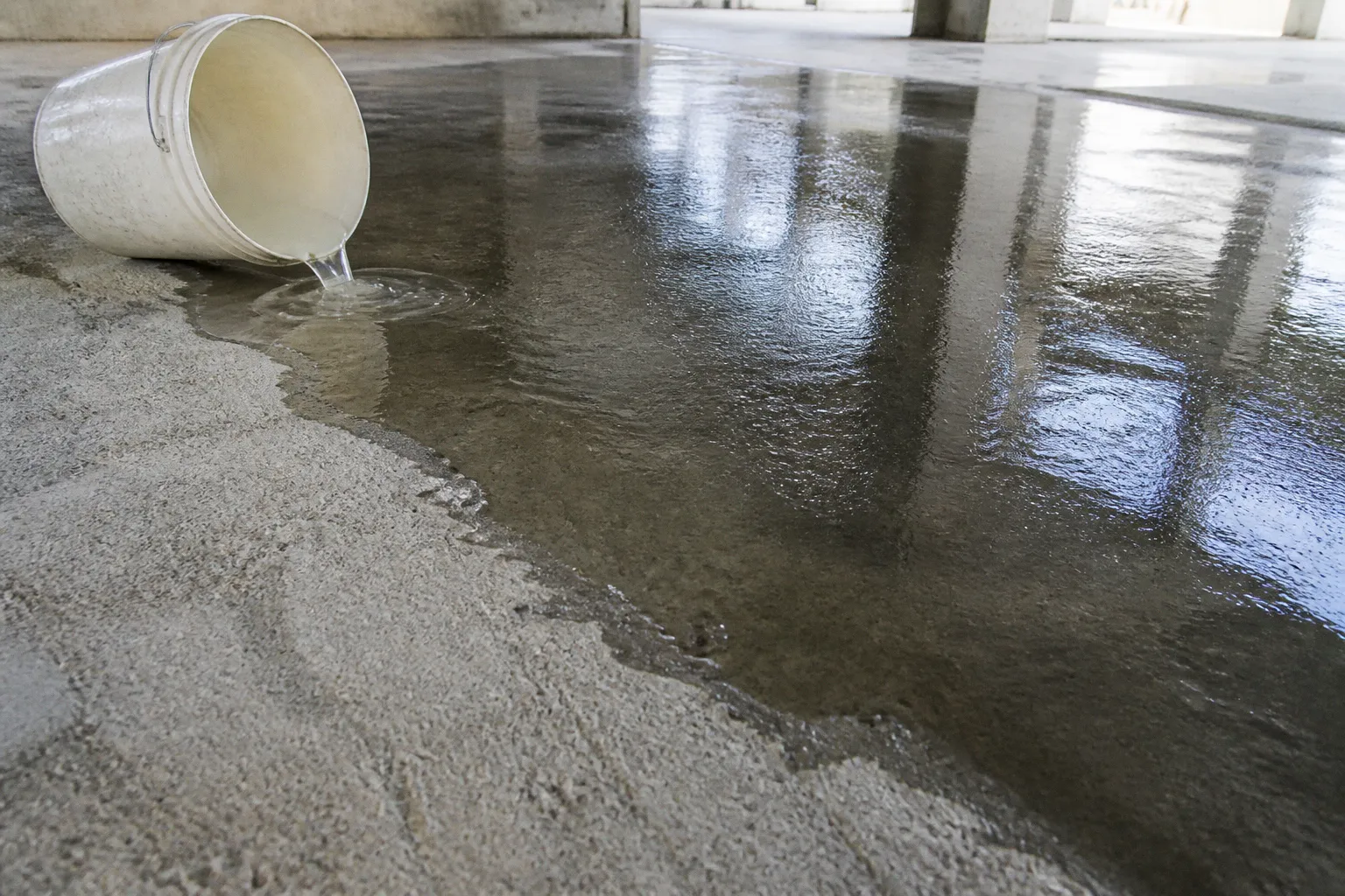 Phản ứng silicate: Cách chất làm cứng sàn hóa rắn bê tông