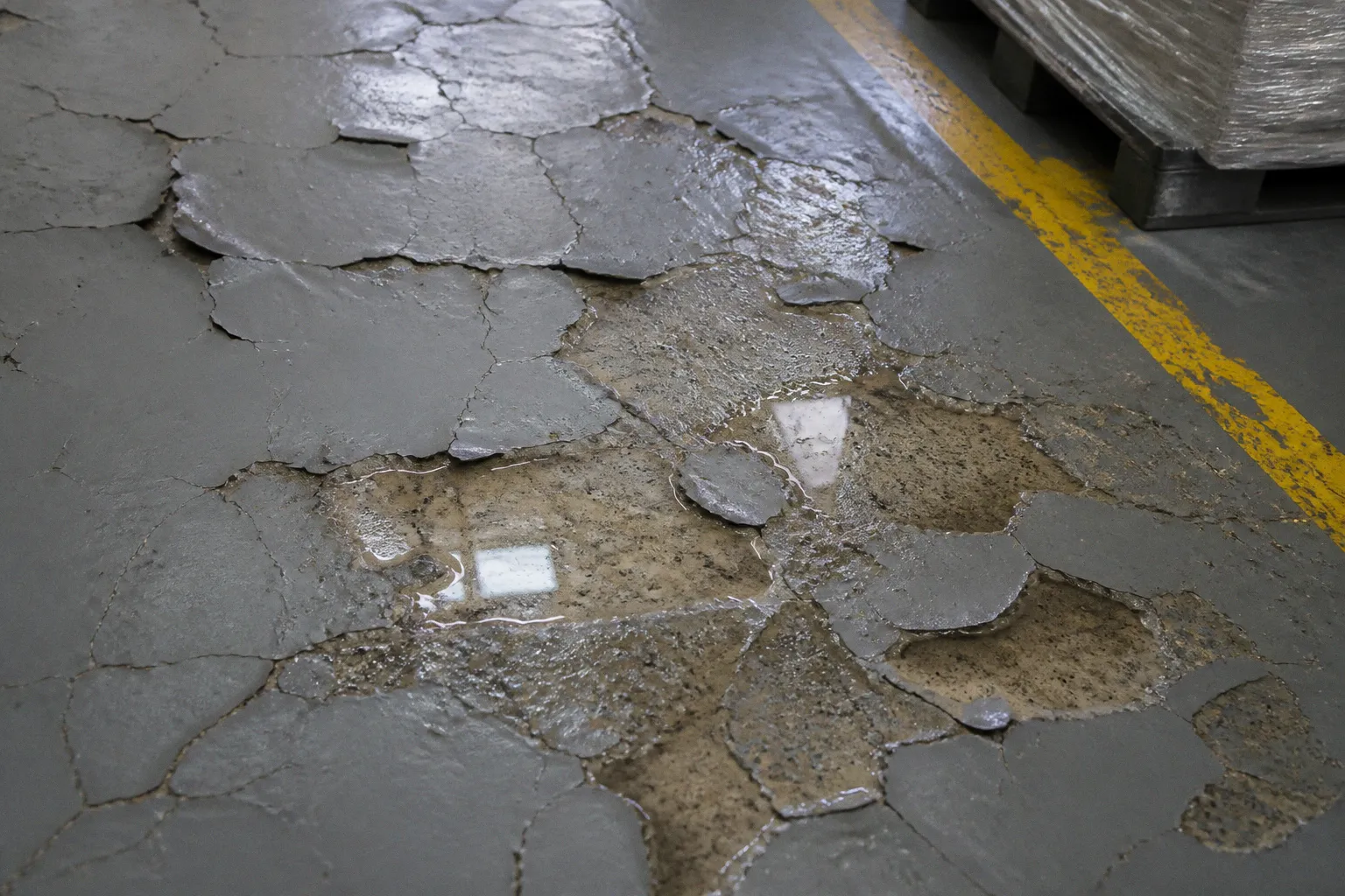 Sàn epoxy bị bong tróc do độ ẩm: Bài học từ nhà máy sợi