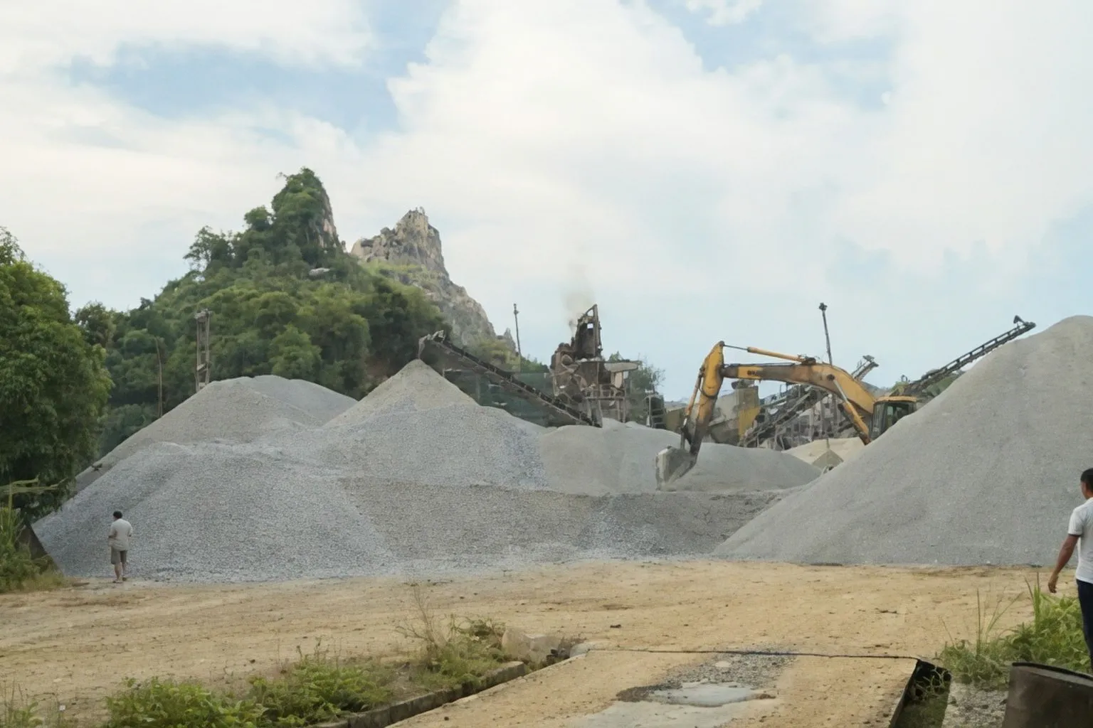 Siết chặt kiểm soát xe vận chuyển vật liệu để bảo vệ chất lượng chống thấm công trình