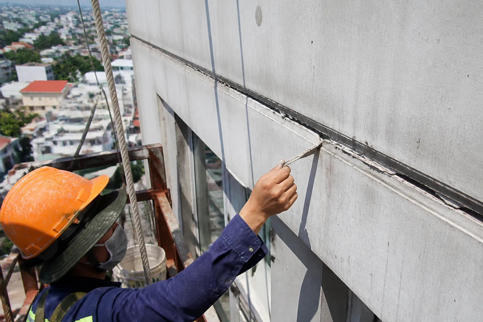 Sikaflex bị bong tróc ở khe co giãn: Lỗi thi công hay vật liệu?