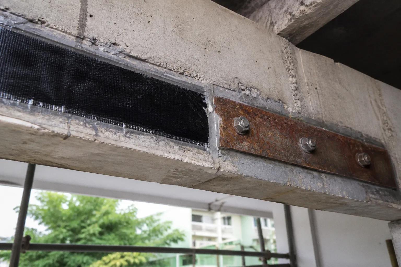 Sợi carbon hay bọc thép: Lựa chọn tối ưu để gia cường dầm?