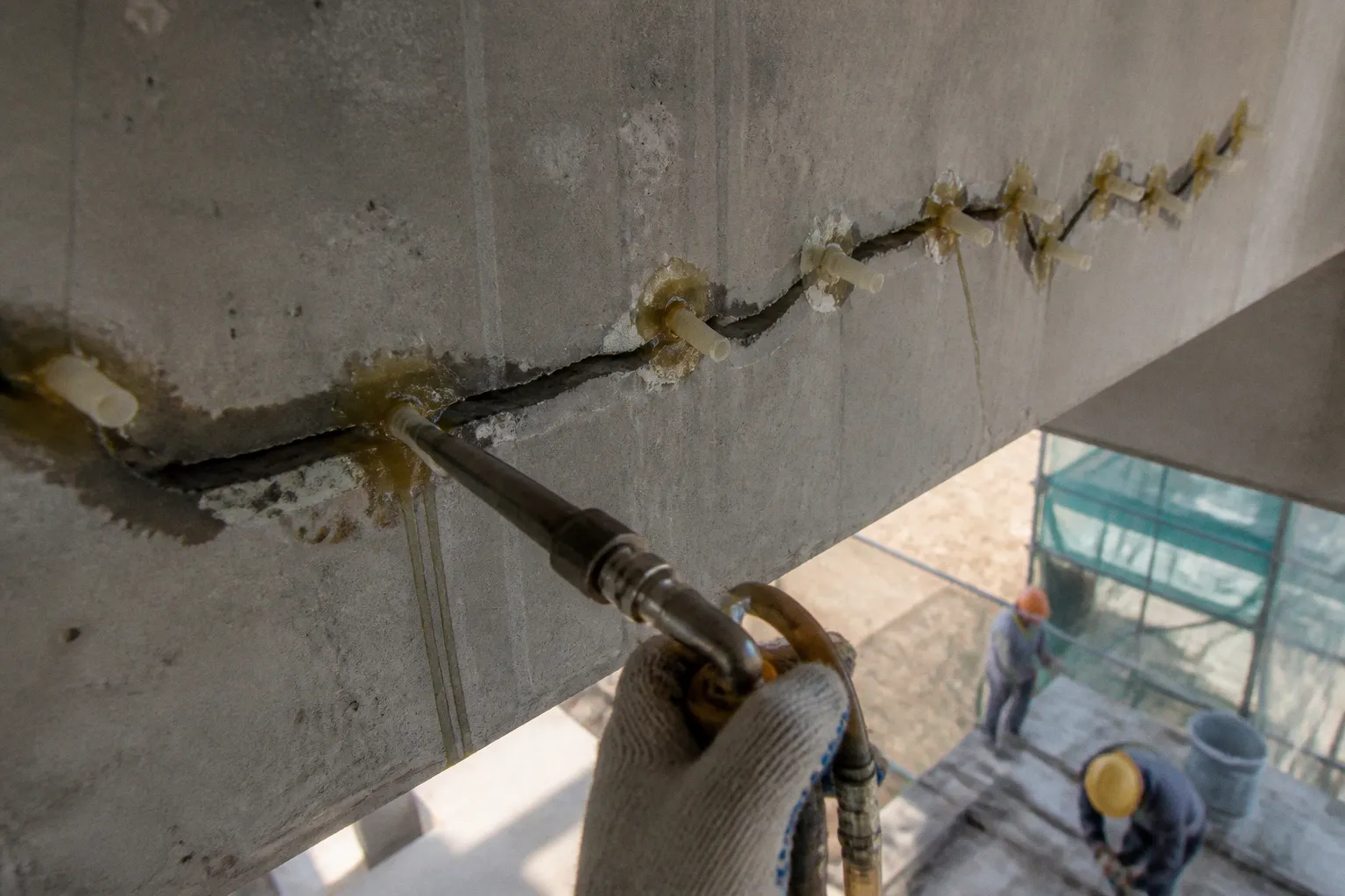 Vết nứt dầm bê tông: bơm epoxy có phục hồi chịu lực?